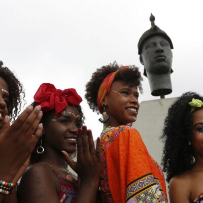 Ativistas, grupos culturais e religiosos comemoram hoje (20) o Dia da Consciência Negra com várias atividades em frente à estátua de Zumbi dos Palmares, no centro do Rio de Janeiro.