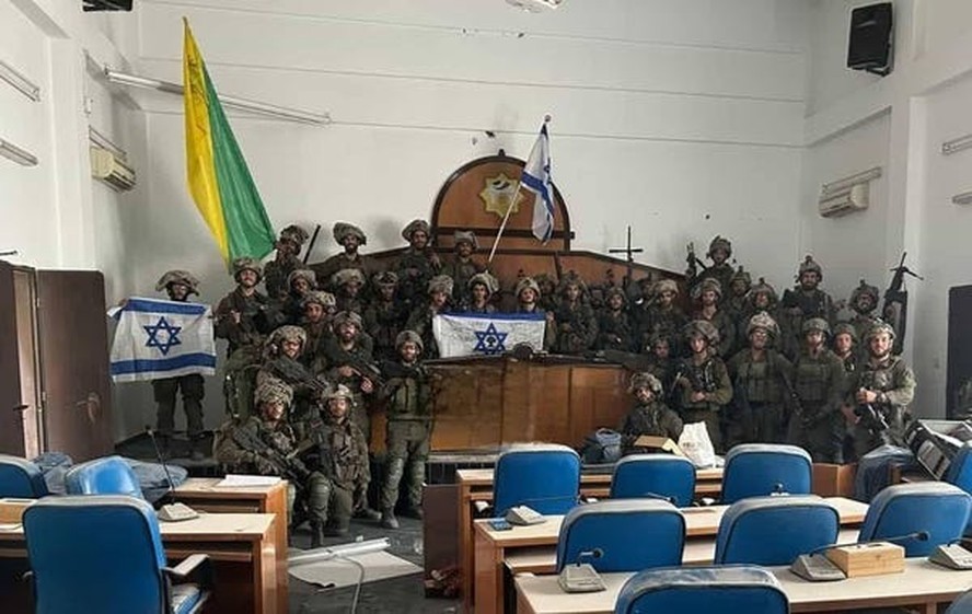 Soldados israelenses no Parlamento do Hamas, no Norte de Gaza