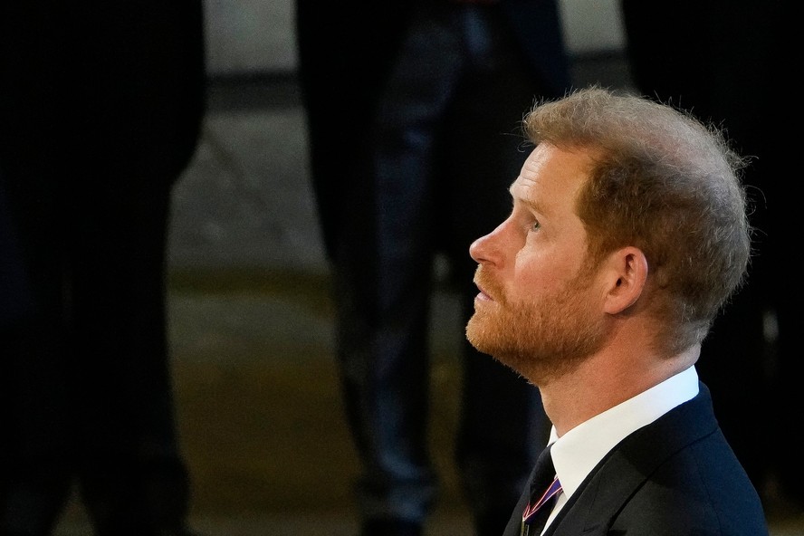 O príncipe Harry participa do funeral de sua avó, a rainha Elizabeth II