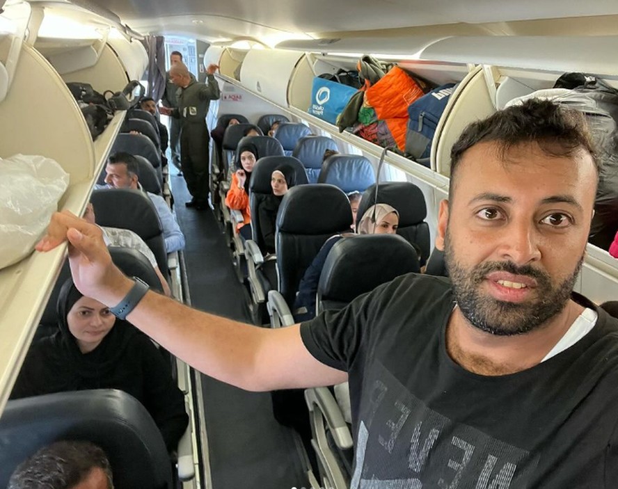 Hasan Rabee posa com brasileiros em avião da FAB