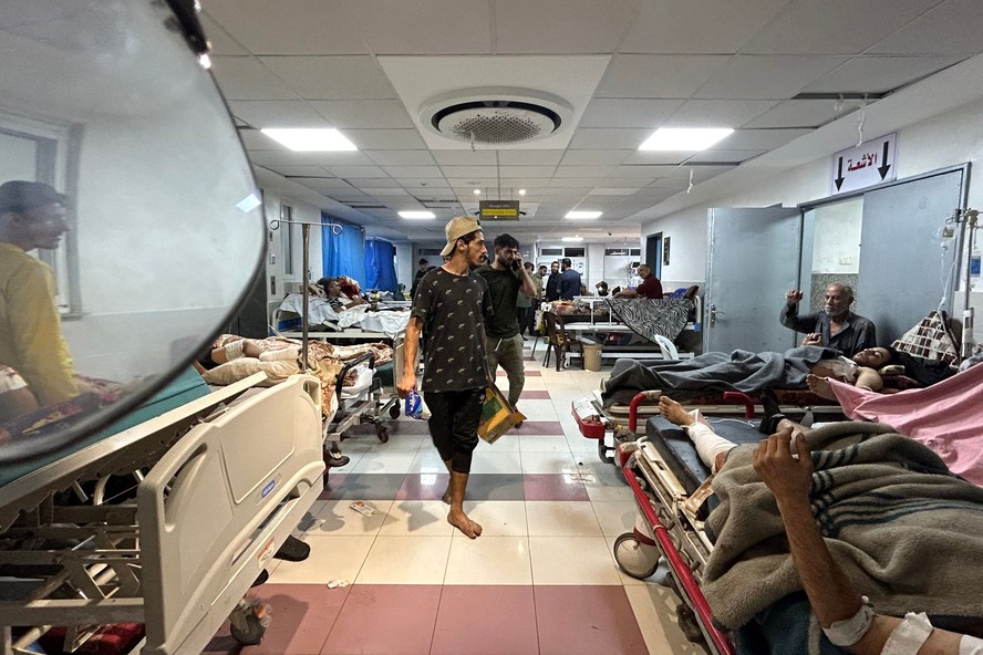 Sala de emergência do hospital Al-Shifa está lotada