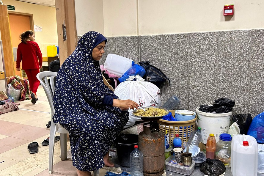 Mulher em acampamento improvisado no hospital Al-Shifa, na Faixa de Gaza
