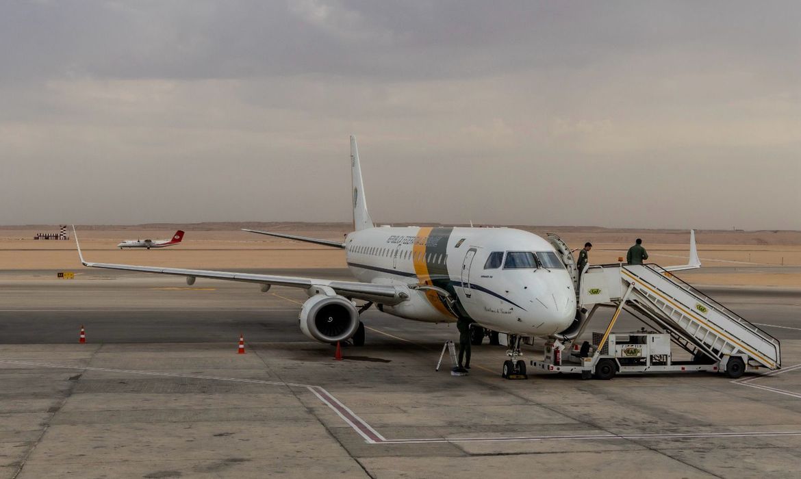 Avião que trará o grupo de brasileiros de Gaza que segue para o Cairo. Retorno ao Brasil está previsto para segunda-feira. Foto: Fab/Gov.Br