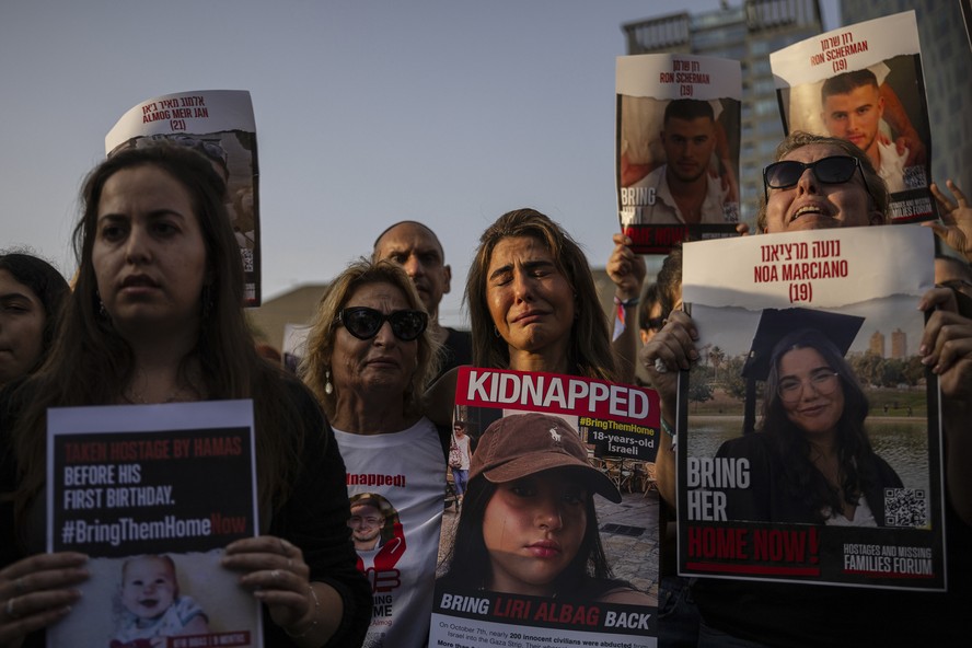 Familiares de pessoas mantidas como reféns em Gaza e apoiadores se manifestam em Tel Aviv, Israel