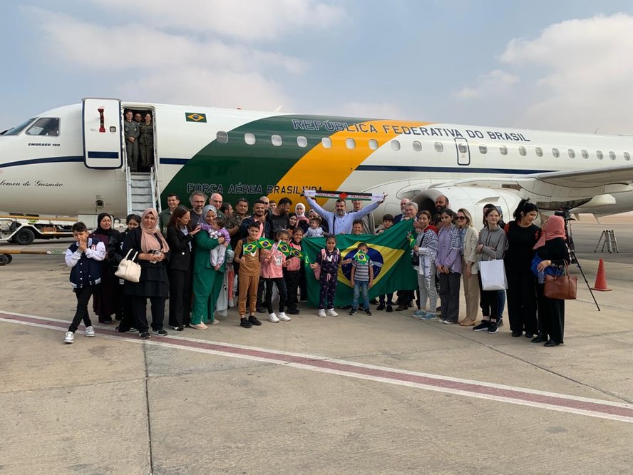 Grupo retirado de Gaza pelo Brasil embarca em avião da FAB no Cairo