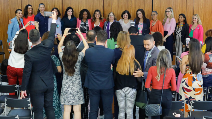 Fotografia colorida mostra mulheres integrantes do 1º escalão do governo Lula posando para foto.
