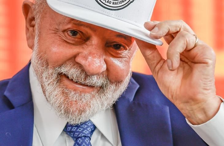 Lula com boné de aba reta em evento no Planalto