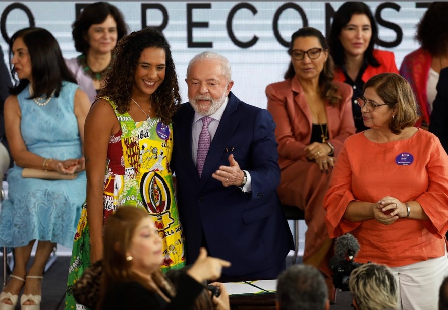 Ao lado das ministras Anielle Franco (à esqueda) e Cida Gonçalves, das Mulheres, o presidente Lula participou da cerimônia pelo Dia Internacional das Mulheres