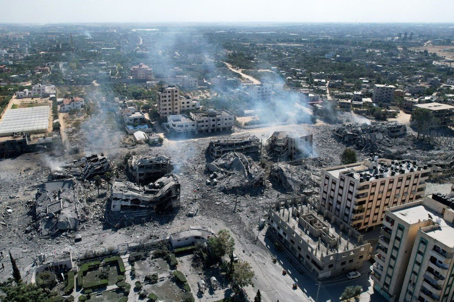 Vista aérea mostra prédios destruídos no distrito de al-Zahra, no sul da Cidade de Gaza