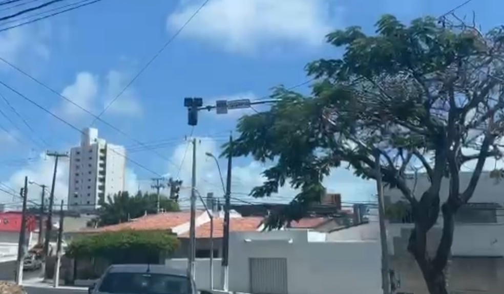 Semáforo desligado por queda de energia em Natal — Foto: Emerson Medeiros/Inter TV Cabugi