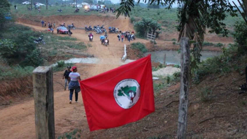 Bandeira do MST em terra ocupada no Pará