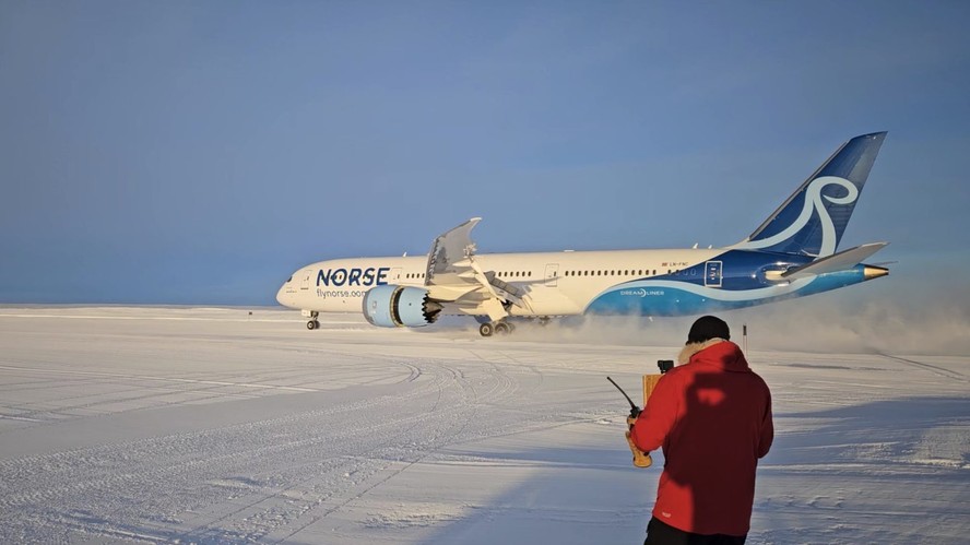 Boeing 787 faz pouso inédito em pista de gelo, na Antártida
