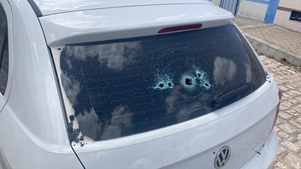 Viatura do comandante da Guarda Municipal de Mossoró é alvo de ataque a tiros — Foto: Redes sociais