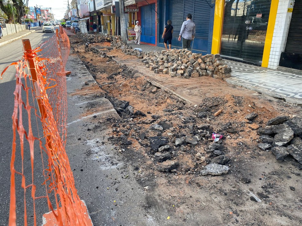 Rua Manoel Miranda é interditara para serviço de esgotamento no bairro Alecrim, em Natal — Foto: Pedro Trindade/Inter TV Cabugi