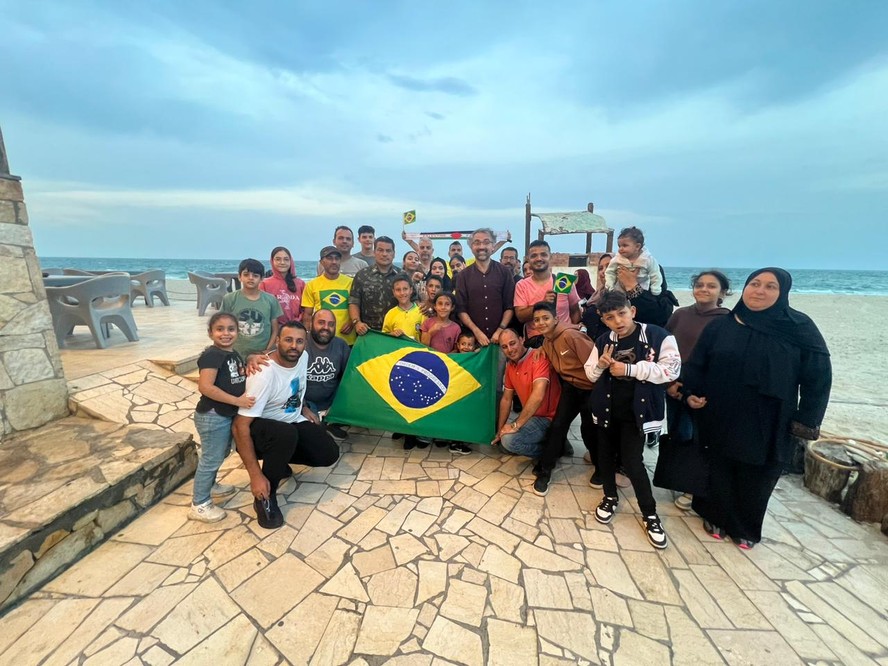 Grupo do Brasil posa em el-Arish, no Egito, após deixar Gaza