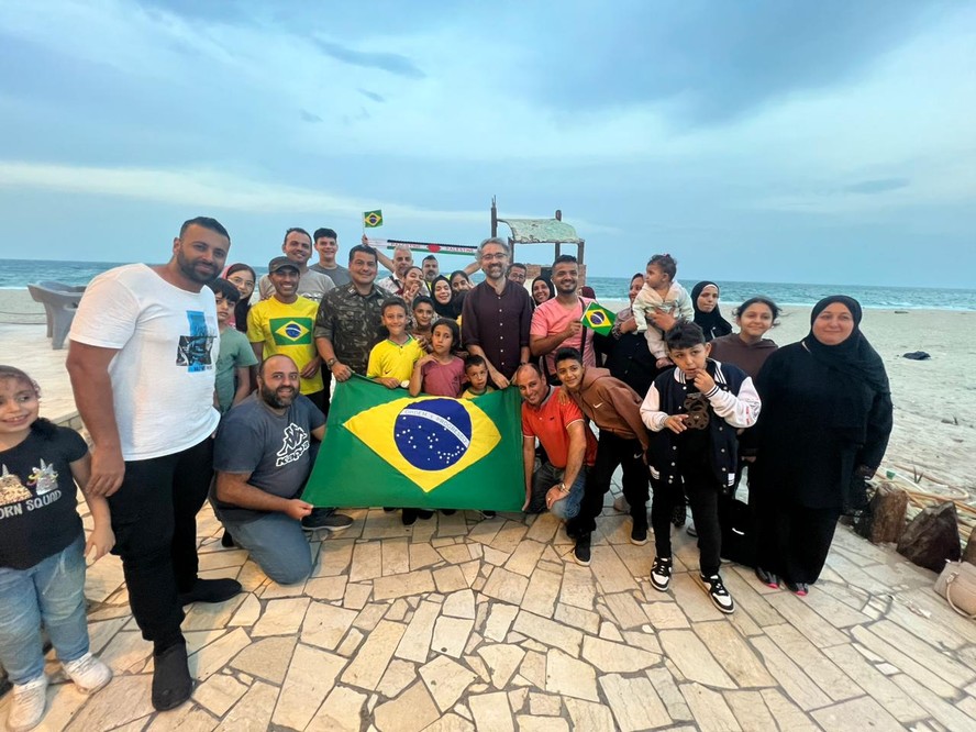 Grupo do Brasil que será repatriado e chega na segunda-feira em Brasília após deixar Gaza