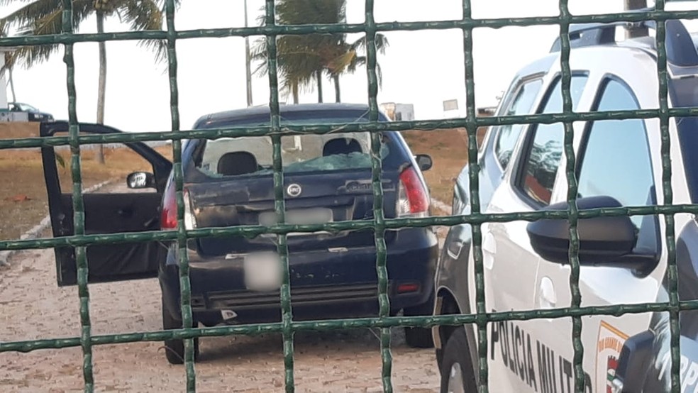 Carro atingido por tiro perto do Farol de Mãe Luiza, em Natal — Foto: Sérgio Henrique Santos/Inter TV Cabugi