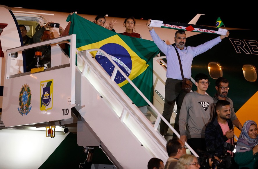 Brasileiros repatriados da Faixa de Gaza chegam a Brasília e são recebidos pelo presidente Lula, na semana passada
