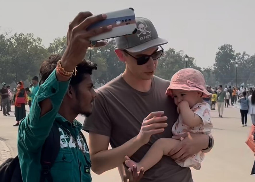 Bebê brasileira vira 'ponto turístico' na Índia, e família viraliza