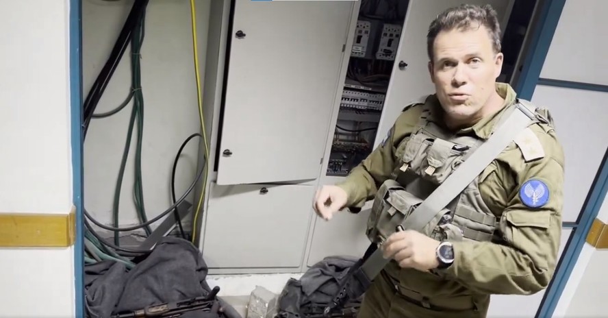 Porta-voz do Exército de Israel mostra armas apreendidas no Hospital al-Shifa