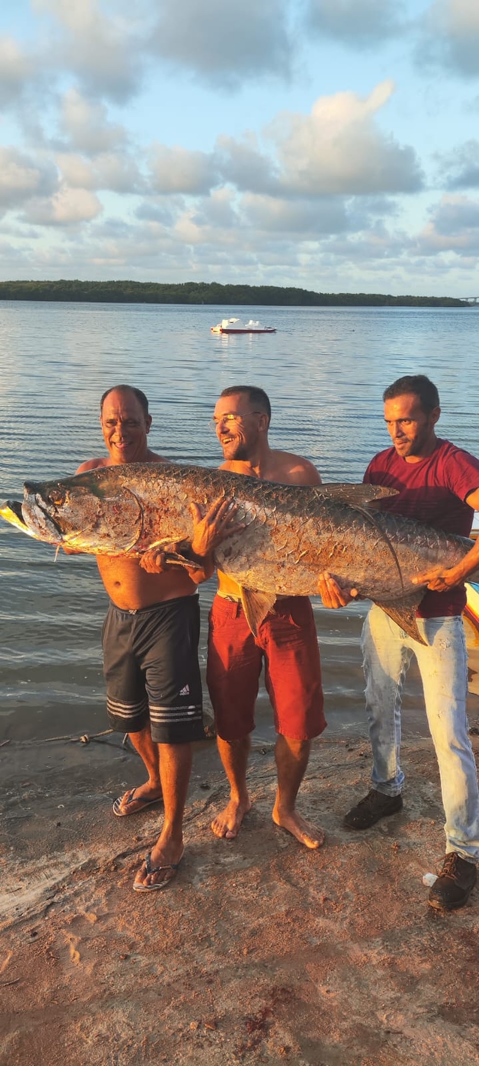 Pescadores exibem peixe capturado no fim de semana no Rio Potengi, em Natal — Foto: Cedida