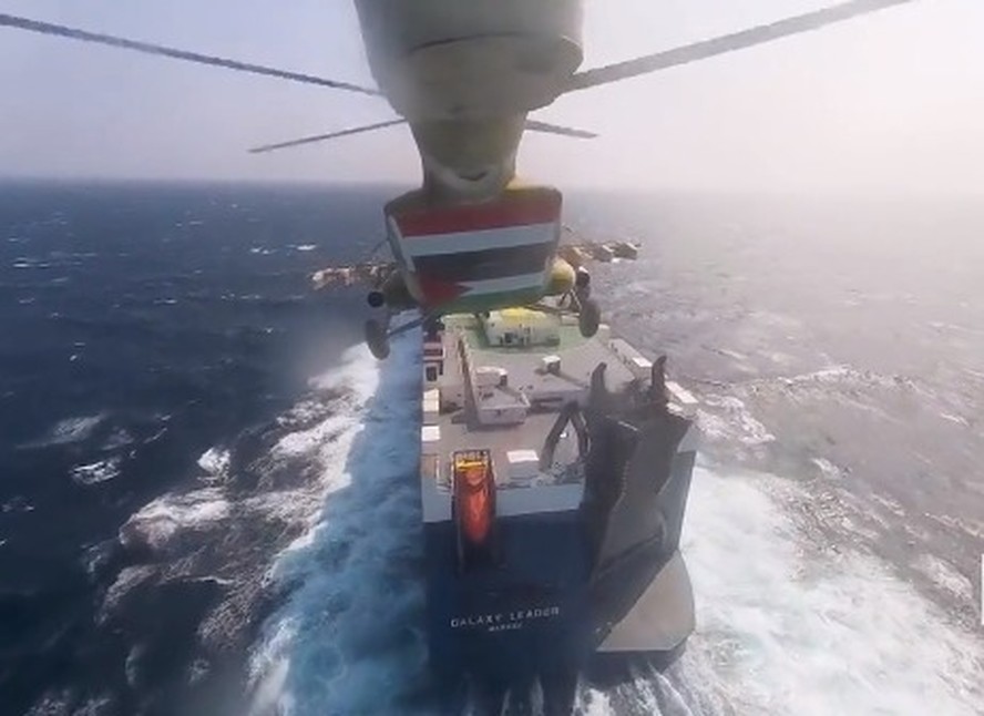 Vídeo mostra momento de abordagem de navio cargueiro por rebeldes houthis