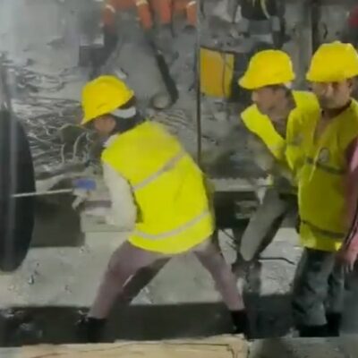 Operários iniciam perfuração manual do solo para resgatar presos em túnel na Índia