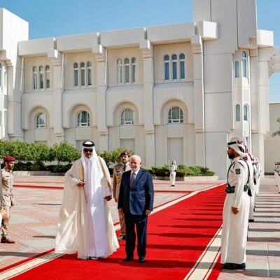 O presidente Lula é recebido pelo emir do Catar, Tamim bin Hamad Al-Thani