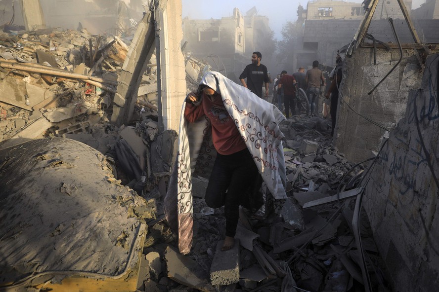 Centro de refugiados al-Maghazi, no centro da Faixa de Gaza, é atacado