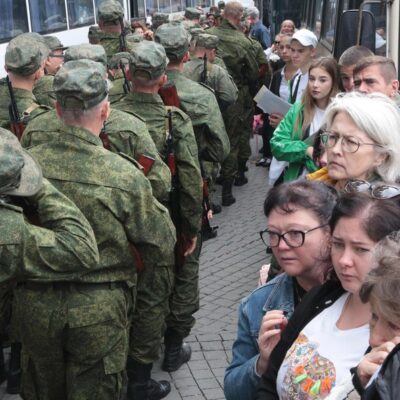 Reservistas do Exército russo participam de cerimônia em Sevastopol, na Crimeia