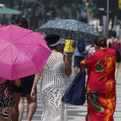 Guarda-chuva vira aliado em dia de sol forte e calor intenso no Rio