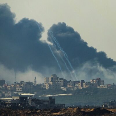 Fumaça sobe de prédios em Gaza após serem atingidos por ataques israelenses em meio à guerra com o Hamas