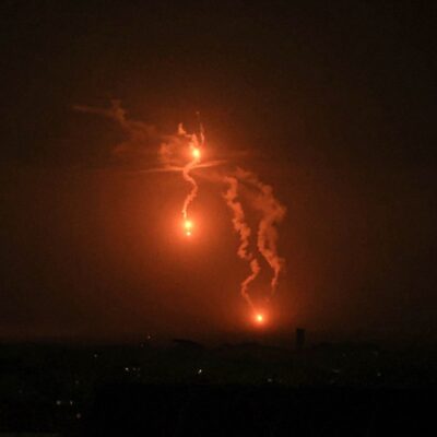 Sinalizadores israelenses iluminam a noite sobre Khan Younis, no sul de Gaza