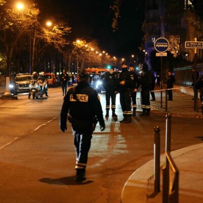 Policiais montam perímetro de segurança perto de local onde turista alemão foi morto em Paris