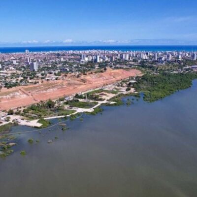 EDITORS NOTE: Graphic content / Aerial view of the sunken ground in a plot of land at the Mutange neighbourhood in Maceio, Alagoas state, Brazil on December 1, 2023. The affected area is close to a rock salt mine and has already sunk about two meters, forcing 55,000 residents and a hospital to evacuate. (Photo by Robson Barbosa / AFP)
      Caption  -  (crédito:  AFP)