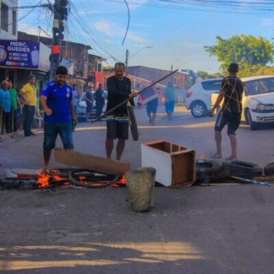 Moradores de bairros afetados pela mina da Brasken em Maceió fazem protesto contra demora das autoridades -  (crédito:  GUIDO JR./ESTADÃO CONTEÚDO)