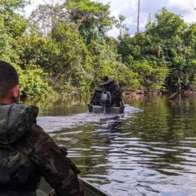 Integrantes do Exército em rio no Pará  -  (crédito: Reprodução/Comando Militar do Norte)