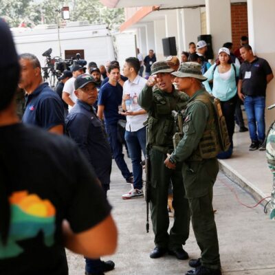 Militares venezuelanos organizam as pessoas que participam de uma simulação eleitoral, em Caracas, antes do referendo de 3 de dezembro sobre os direitos da Venezuela à região de Esequiba, na Guiana. 19/11/2023.  REUTERS/Leonardo Fernandez Viloria