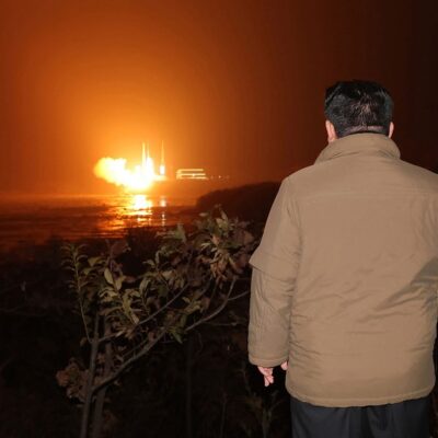 Kim Jong-un observa lançamento de 'satélite espião' em província da Coreia do Norte