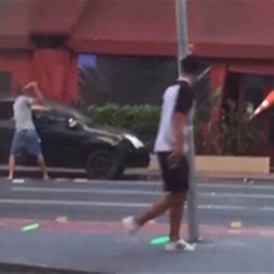 Vídeo mostra homens apedrejando carro em frente ao Bar Brahma