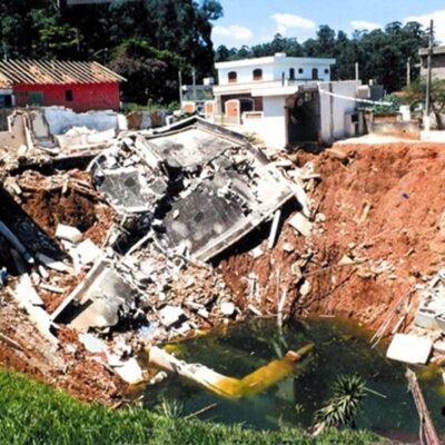 Cratera formada em Cajamar, SP, virou notícia em todo país após engolir casas