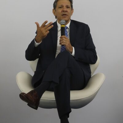 O ministro Fernando Haddad afirma que o Brasil vai propor taxação global de 'super-ricos' ao G20