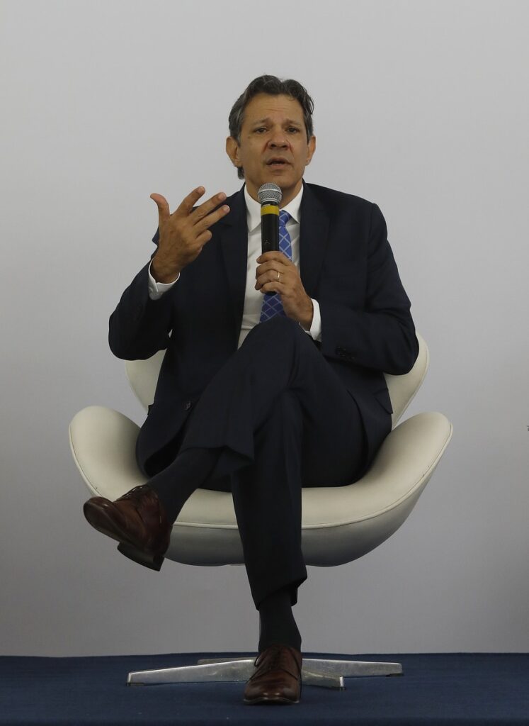O ministro Fernando Haddad afirma que o Brasil vai propor taxação global de 'super-ricos' ao G20