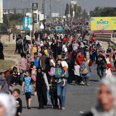 Palestinos saem da Cidade de Gaza e fogem a pé em busca de refúgio no sul do enclave