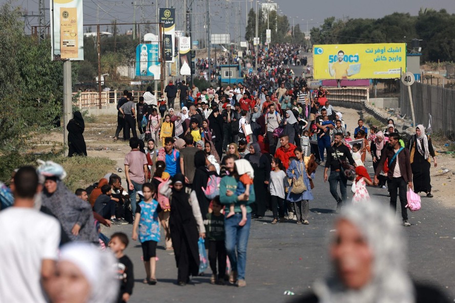 Palestinos saem da Cidade de Gaza e fogem a pé em busca de refúgio no sul do enclave
