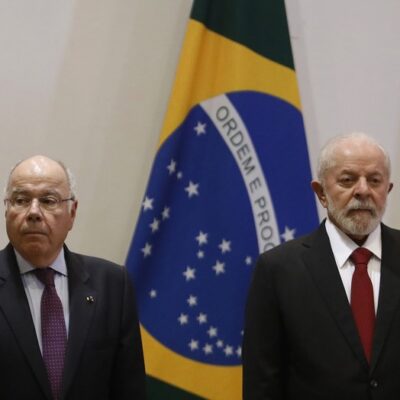 O presidente Luiz Inácio Lula da Silva (à dir.) ao lado do chanceler brasileiro, Mauro Vieira, durante cerimônia de formatura do Instituto Rio Branco em novembro de 2023