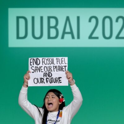 Jovem protesta durante COP28, em Dubai: em 31 anos de cúpulas do clima, não foi apresentada ação contundente voltada para crianças