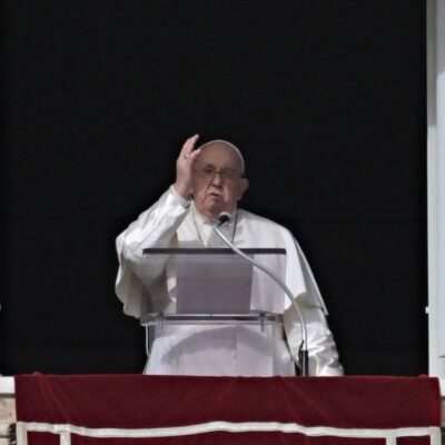 Papa Francisco acena para a multidão durante a oração do Angelus, no Vaticano