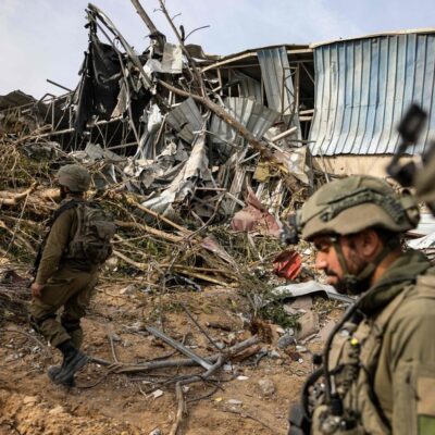 Soldados israelenses durante operação em al-Bureij, no centro da Faixa de Gaza