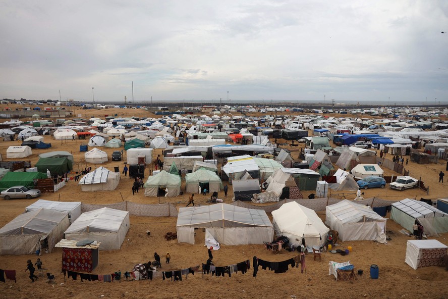 Barracas e tendas montadas em campo para deslocados palestinos em Rafah